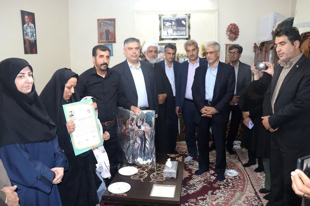 دیدار معاون رئیس جمهور با خانواده شهید مدافع وطن «مرتضی شفیعی» در زرندیه