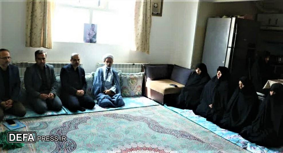 دیدار مسئولان آموزش و پرورش قم با خانواده بسیجی شهید حمله به سایت هسته‌ای فردو