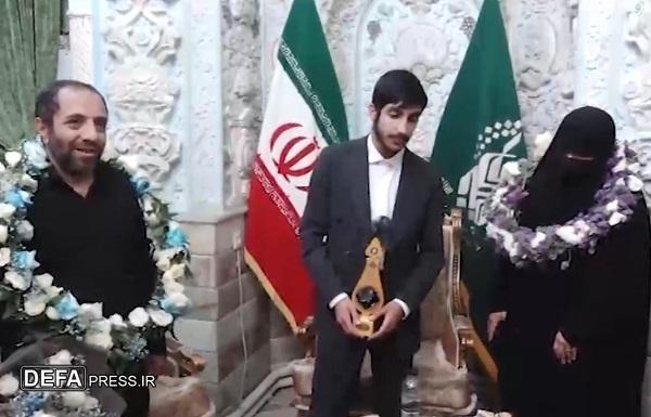 ادای احترام مدال آور المپیاد جهانی فیزیک به مزار سردار شهید حاج رمضان