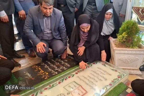 ادای احترام وزیر راه و شهرسازی به شهید سپهبد سلیمانی در آغاز سفر به کرمان