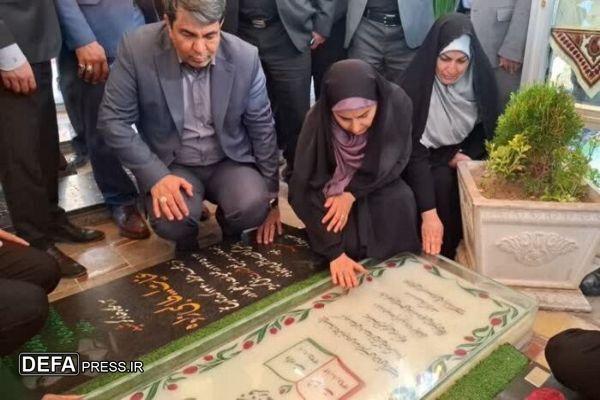 ادای احترام وزیر راه و شهرسازی به شهید سپهبد سلیمانی در آغاز سفر به کرمان