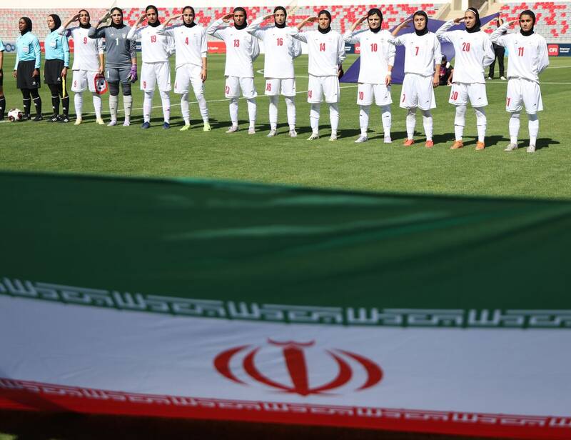 دور افتخار دختران ایران با پرچم وطن+ فیلم