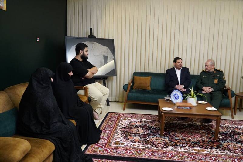 دیدار مخبر با خانواده شهید سرلشکر حاجی‌زاده 