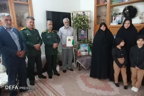 دیدار مدیرکل حفظ آثار و نشر ارزش‌های دفاع مقدس خراسان جنوبی با خانواده شهید ابراهیمی کارشک