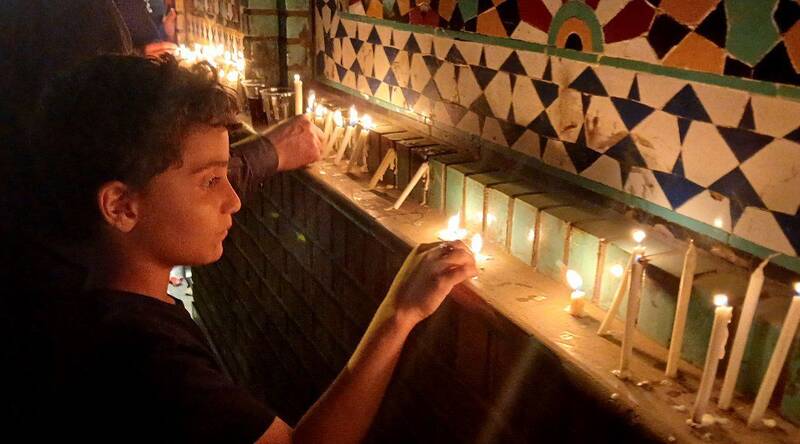 شمع‌های روشن؛ روایت شام غریبان کربلا در آستان امامزاده سید ناصرالدین +فیلم