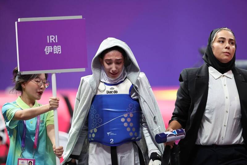 عذرخواهی ساعی از استاد پیرهادی بخاطر سیلی پدر نعمت‌زاده