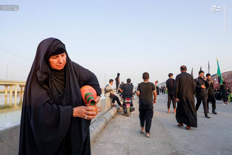 عکس/ خدمت به زوارالحسین(ع) فقط با یک کوزه آب!