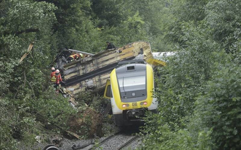 فیلم/ خروج مرگبار قطار از ریل در آلمان