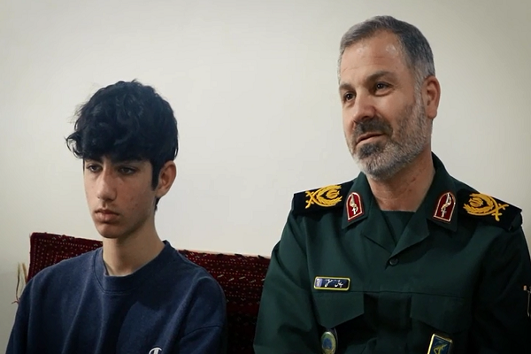 فیلم/ دیدار فرمانده سپاه کربلا با خانواده شهید «رضا بوسلیک»