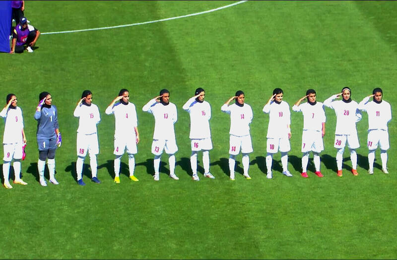 فیلم/ سلام نظامی بانوان فوتبالیست ایران قبل از دیدار مقابل بوتان