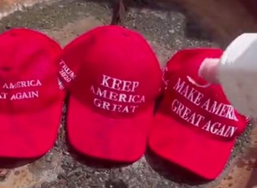 فیلم/ کلاه‌های ترامپی در آمریکا به آتش کشیده شد