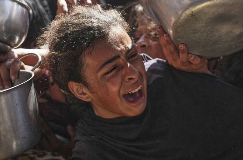 مردم غزه از شدت گرسنگی از حال می‌روند