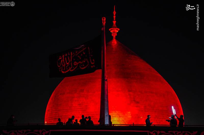 عکس/ مراسم تعویض پرچم گنبد نورانی امیرالمومنین برای رحلت پیامبر