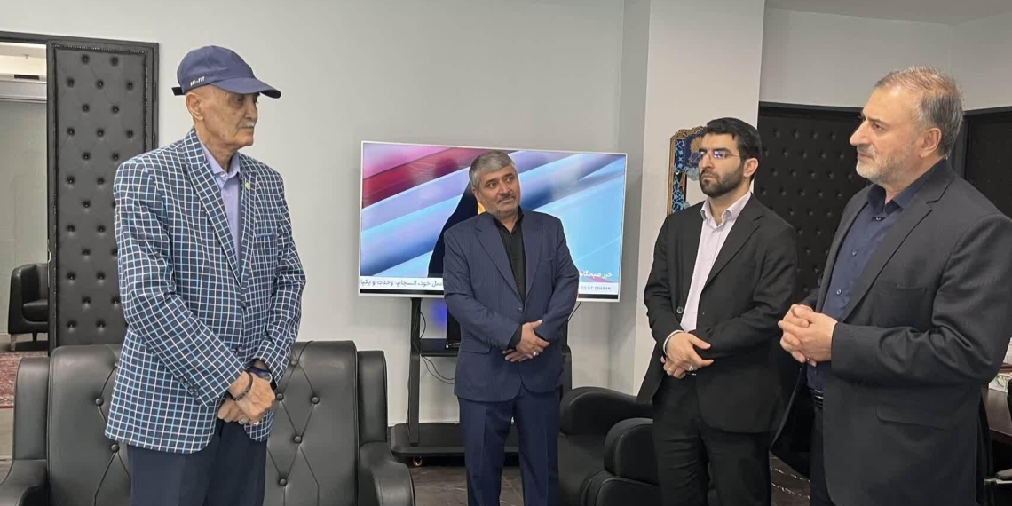 تقدیر معاون فرهنگی بنیاد شهید از پدر شهید خبرنگار علیرضا افشار به مناسبت روز خبرنگار