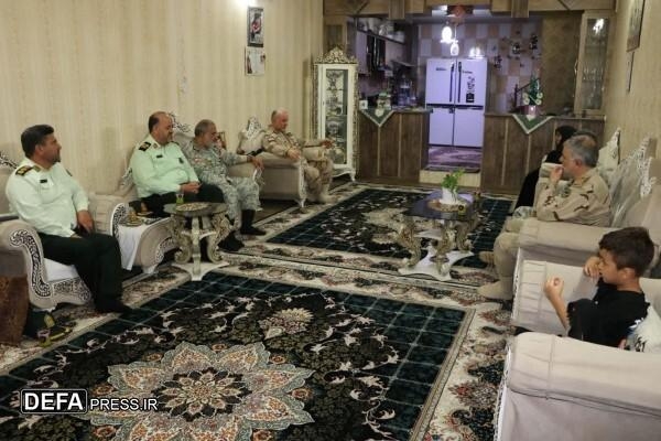 دیدار هئیت نظارتی ستاد کل نیروهای مسلح با خانواده شهید مرزبانی «محمد احمدی النگ» در مشهد+ تصاویر
