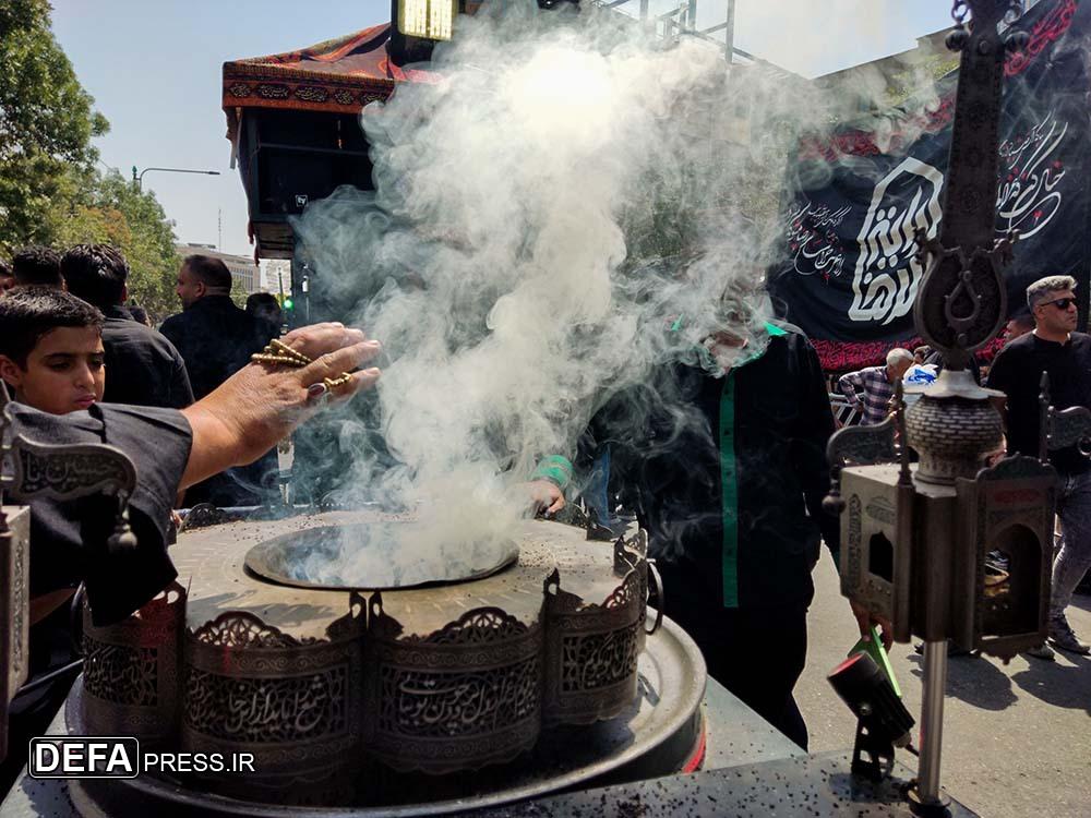 عزاداران خورشید دوم در جوار حرم خورشید هشتم