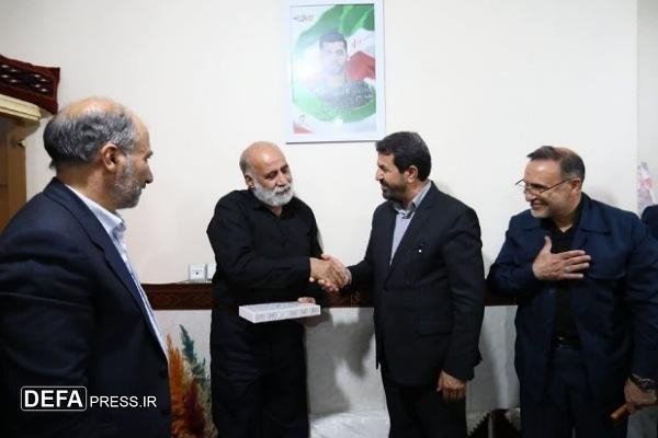 دیدار استاندار همدان با خانواده شهید «هومن غیاثوند» در ملایر + تصاویر