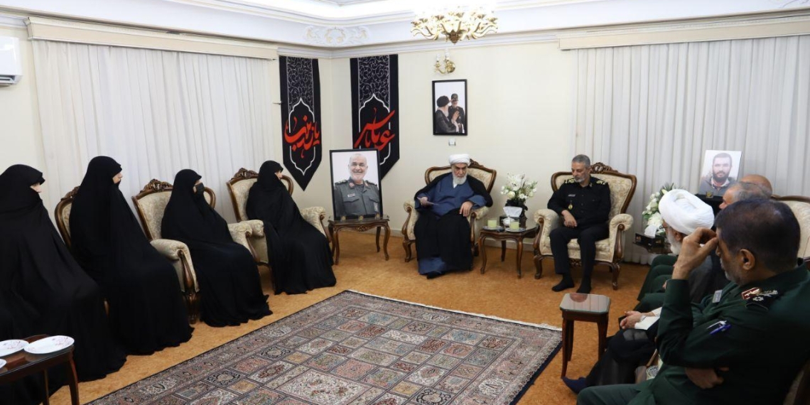 دیدار حجتالاسلام گلپایگانی و سرلشکر موسوی با خانوادههای شهدای اقتدار
