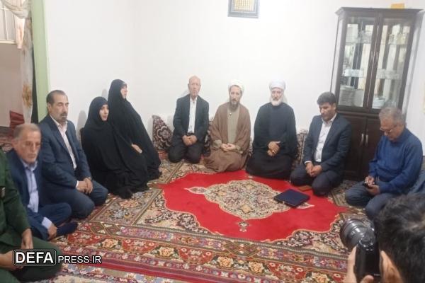 دیدار نماینده ولی‌فقیه در استان قزوین با خانواده شهید مجید مقدم در طارم‌سفلی