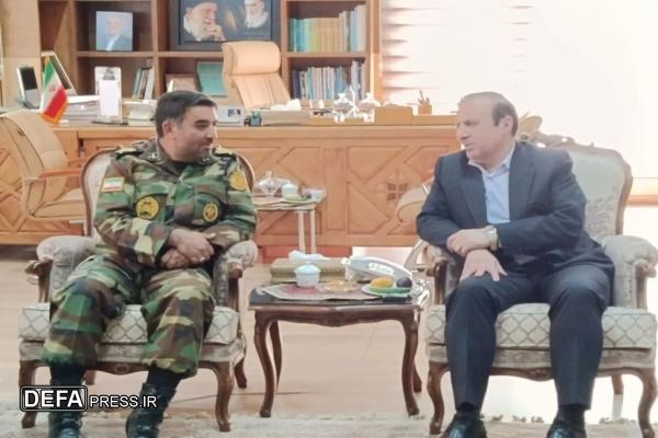 ارتش پای شعار «ارتش فدای ملت» ایستاده است