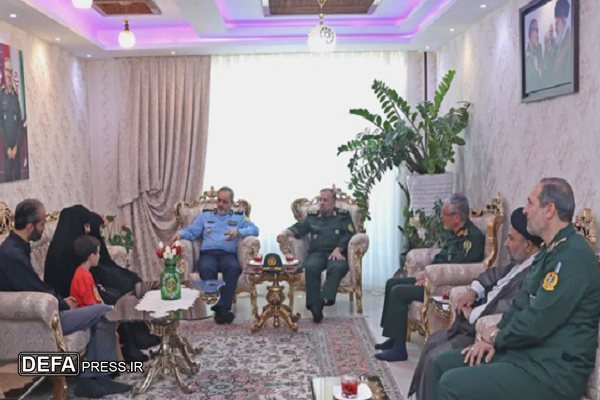 دیدار وزیر دفاع با خانواده شهید شادمانی
