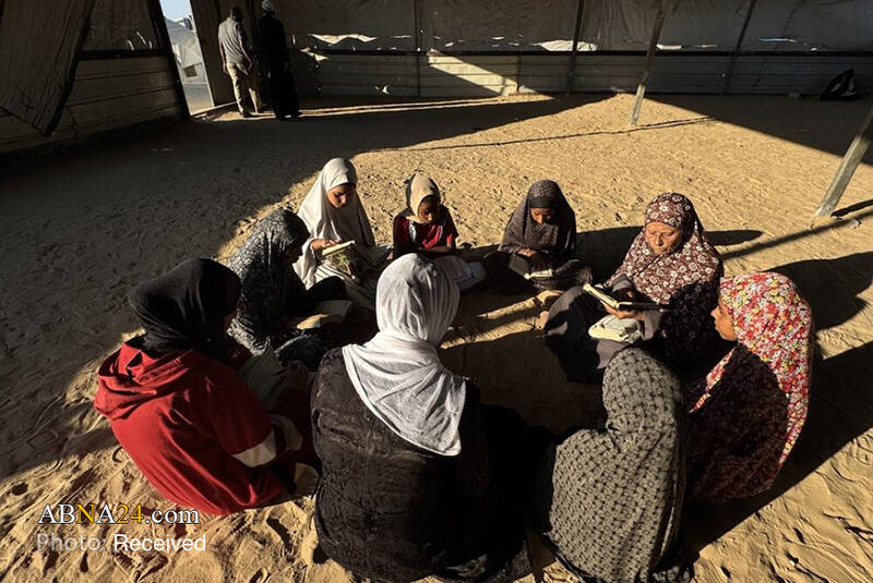 عکس/ آموزش قرآن توسط زن ۷۳ ساله فلسطینی در اردوگاه المواصی