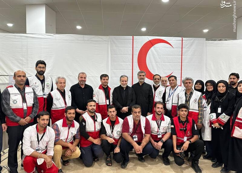 عکس یادگاری عراقچی با نیروهای هلال احمر در نجف