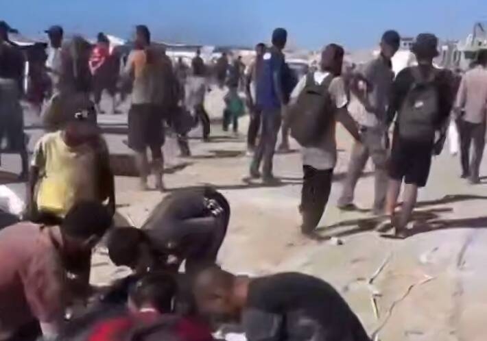 فیلم/ تلاش اهالی غزه برای جمع کردن آرد از روی زمین