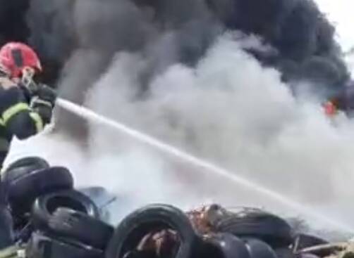 فیلم/ عملیات اطفای آتش انبار ضایعات لاستیک در تبریز