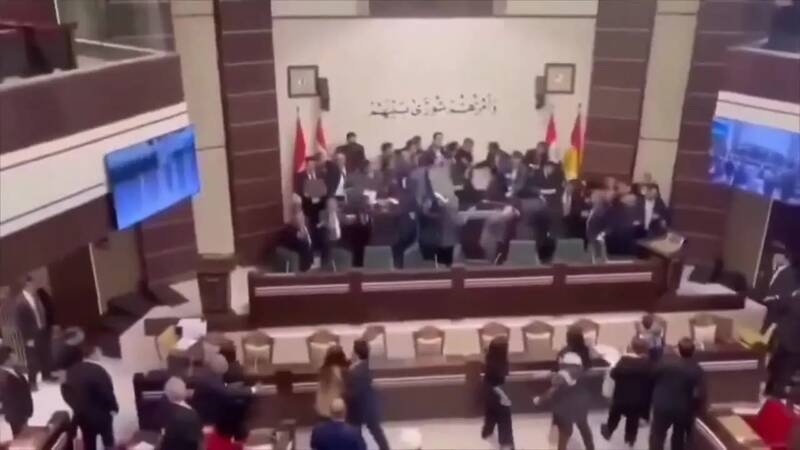 فیلم/ ‌کتک‌کاری و پرتاب کفش در پارلمان عراق
