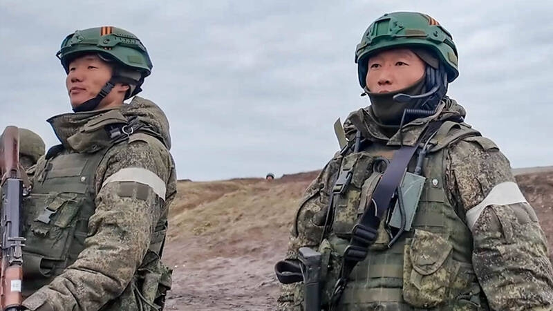 لحظاتی از رزم نظامیان کره شمالی در جبهه اوکراین+ فیلم