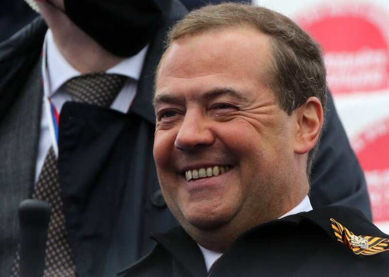 مدودف: دلقک کی‌یف بعد از پوشیدن یونیفرم سبزش، به ساز چه کسی می‌رقصد؟