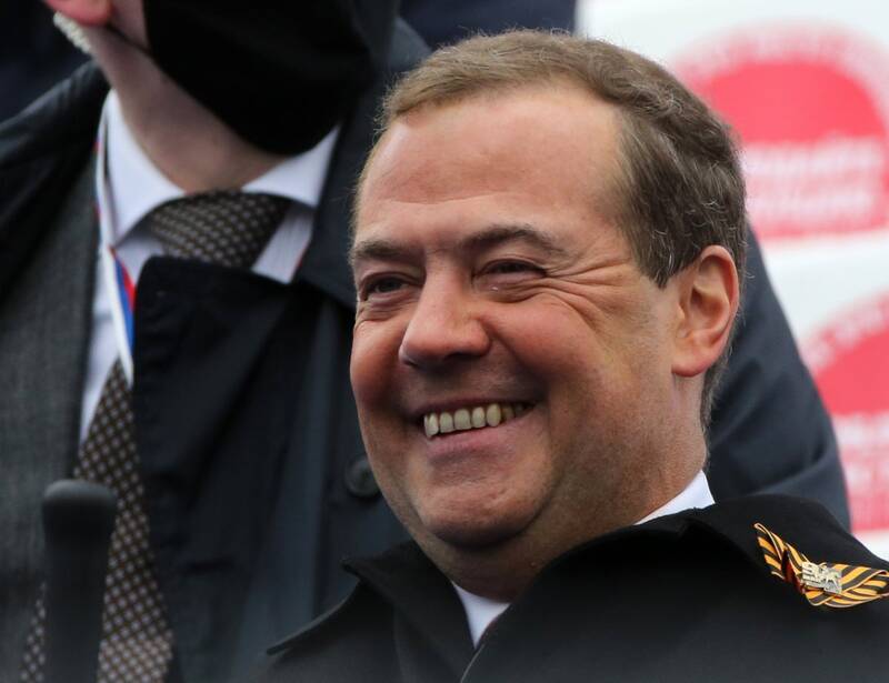 مدودف: دلقک کی‌یف بعد از پوشیدن یونیفرم سبزش، به ساز چه کسی می‌رقصد؟