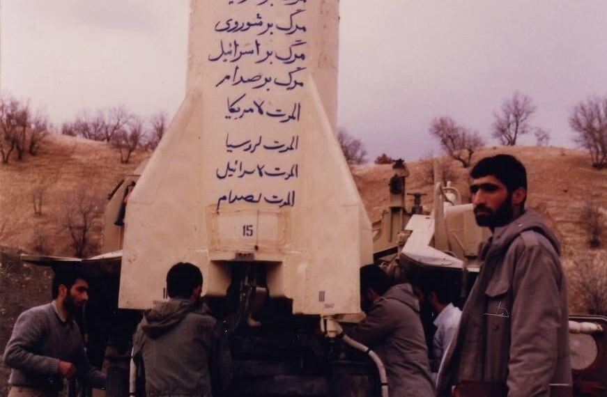 تصویر کمتر دیده شده از شهید طهرانی‌مقدم‌ و شهید محمود باقری در حال آماده‌سازی پرتاب موشک