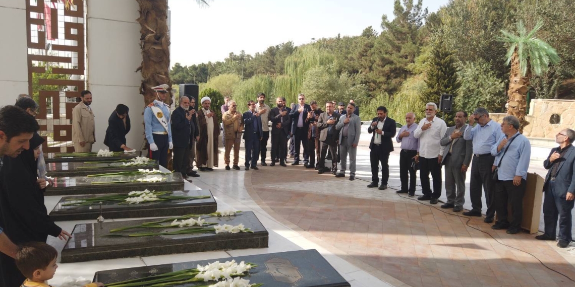 غبارروبی مزار شهدای گمنام موزه ملی انقلاب اسلامی و دفاع مقدس