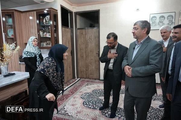 دیدار استاندار لرستان با خانواده شهید «عباس حسینینسب» + عکس
