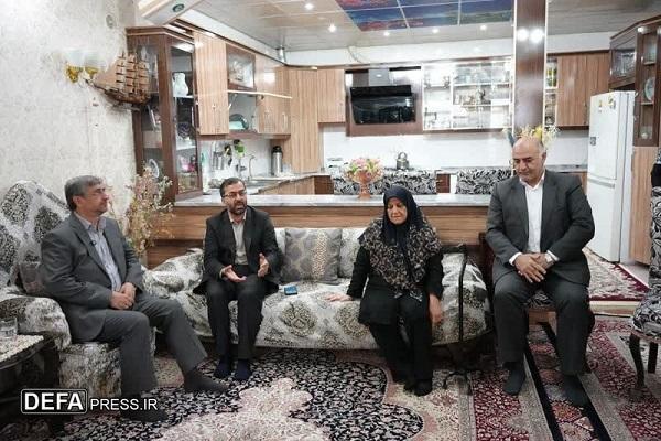 دیدار استاندار لرستان با خانواده شهید «عباس حسینینسب» + عکس