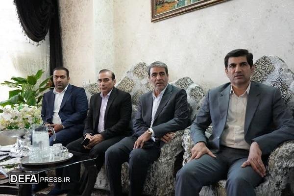 دیدار استاندار لرستان با خانواده شهید «عباس حسینینسب» + عکس