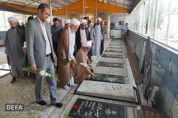 عطرافشانی گلزار شهدای امامزاده سیدملال (ع) قائمشهر به مناسبت هفته وقف+ تصاویر