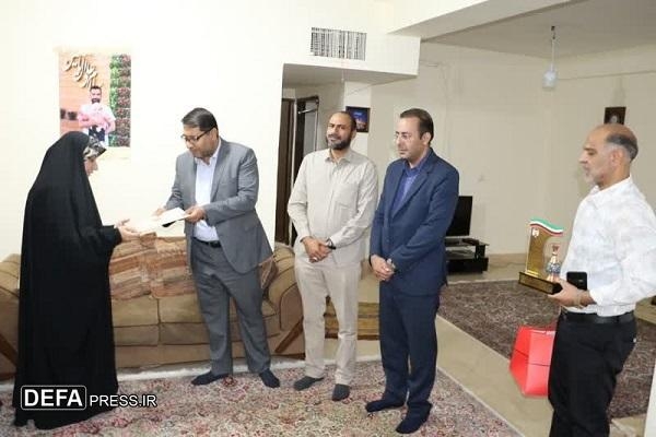 مسئولان ورزش و جوانان کرمان با خانواده شهید «عباس اسحاقی» دیدار کردند+تصاویر