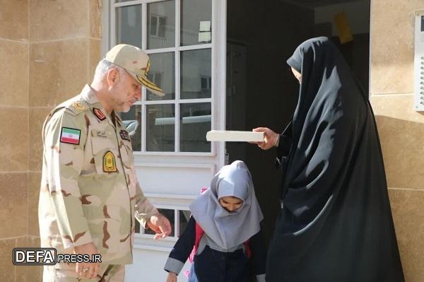 فرمانده مرزبانی خراسان رضوی؛ فرزند شهید فراجا را تا مدرسه بدرقه کرد+ فیلم