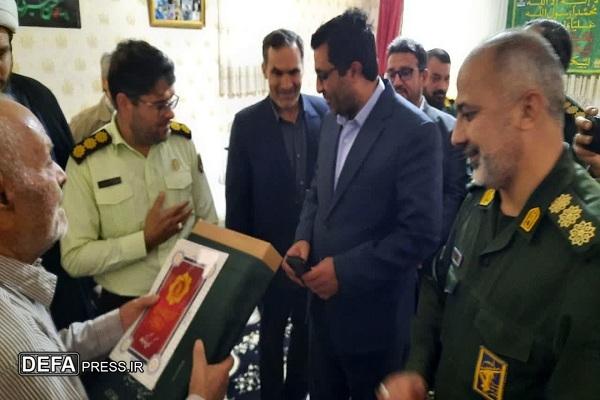 دیدار با خانواده شهدا موجب تقویت روحیه همبستگی می‌شود