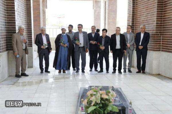 آیین غبارروبی و عطرافشانی مزار شهدای گمنام در دانشگاههای یاسوج+ تصاویر