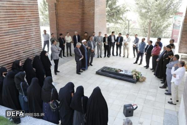 آیین غبارروبی و عطرافشانی مزار شهدای گمنام در دانشگاههای یاسوج+ تصاویر