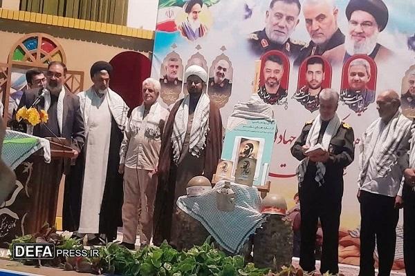 رونمایی از کتاب «رخصت پهلوان» در همایش رزمندگان تفت+ تصاویر
