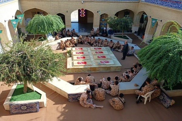 ادای احترام سربازان لشکر عملیاتی ۲۵ کربلا به یادمان شهدای گمنام موزه دفاع مقدس و مقاومت مازندران