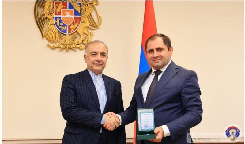 اعطای عالی‌ترین مدال افتخار وزارت دفاع ارمنستان به سفیر ایران