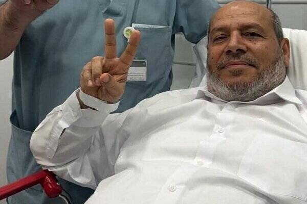 اولین عکس از خلیل الحیه بعد از ترور ناموفق با نماد پیروزی