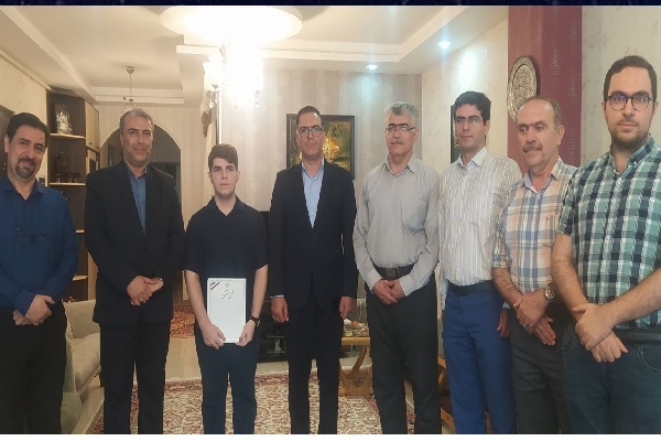 با حضور مدیرکل آموزش و پرورش کردستان از دانش‌آموز برتر سنندجی تجلیل شد