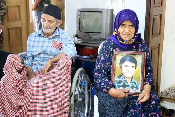 تصاویر/ تجلیل نماینده ولی فقیه در مازندران با پدر و مادر شهید «دماوندی» در روستای رمدان
